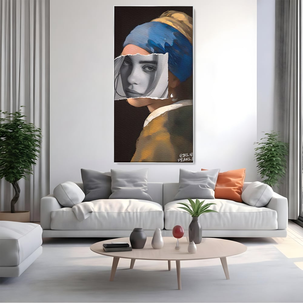 Tablou canvas cu tablou canvas portret feminin modern, in rama de aluminiu argintiu, pe perete intr-un living
